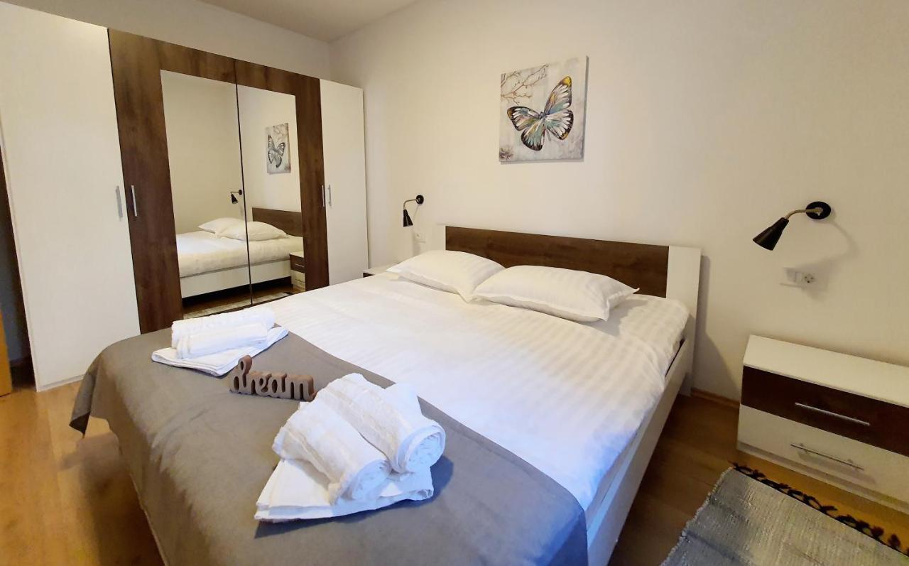 Sea Star Apartments Пиешчана Увала Екстериор снимка